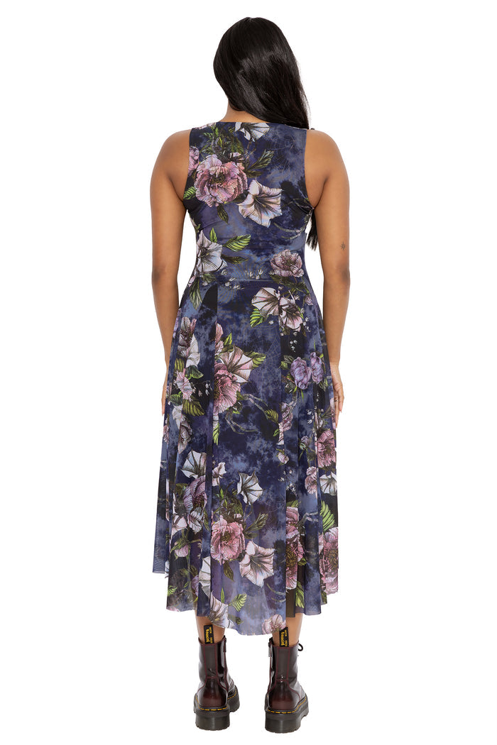 Gothic office dress with dark florals, hidden spiders and an elegant sleeveless silhouette perfect for corporate goth styling. Featuring a fitted bodice and layered mesh skirt, this fantasy witch dress combines dark academia and whimsigoth aesthetics.