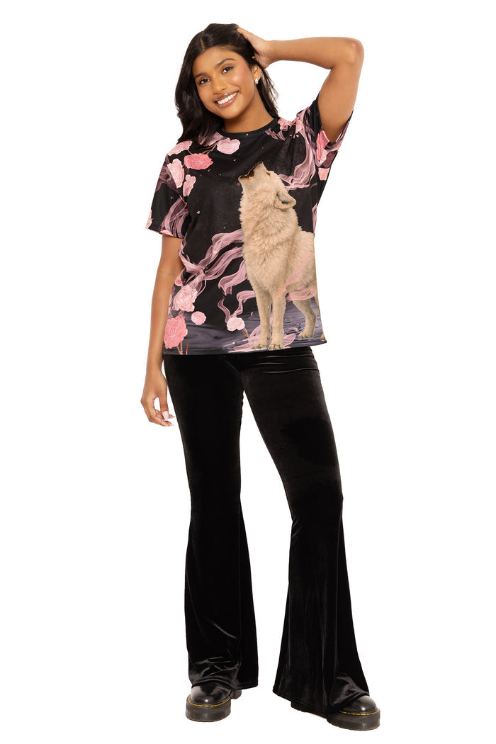 Alternative oversized T-shirt featuring a howling wolf design, ideal for pairing with jeans, leggings and skirts for everyday outfits and street style looks.