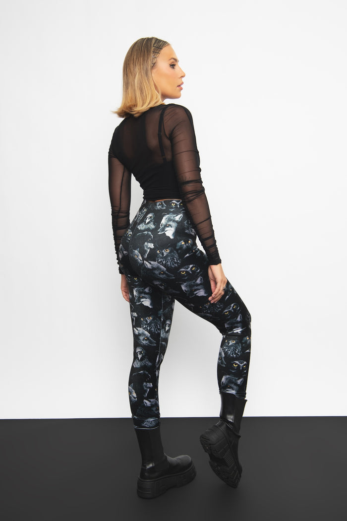 High-waisted velvet leggings with familiars print, designed for all-day comfort, flattering support and effortless pairing with oversized tees, knitwear and tunics.
