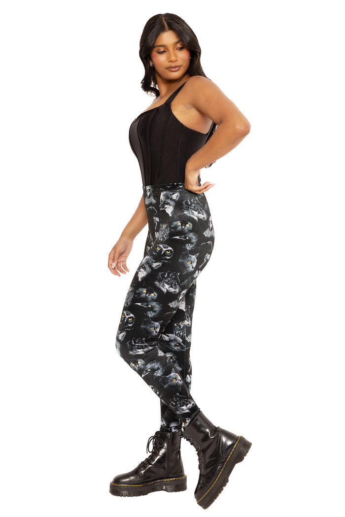 Soft stretch velvet leggings with familiars design, ideal for gothic fashion, witchy wardrobes, travel outfits and comfortable everyday wear.
