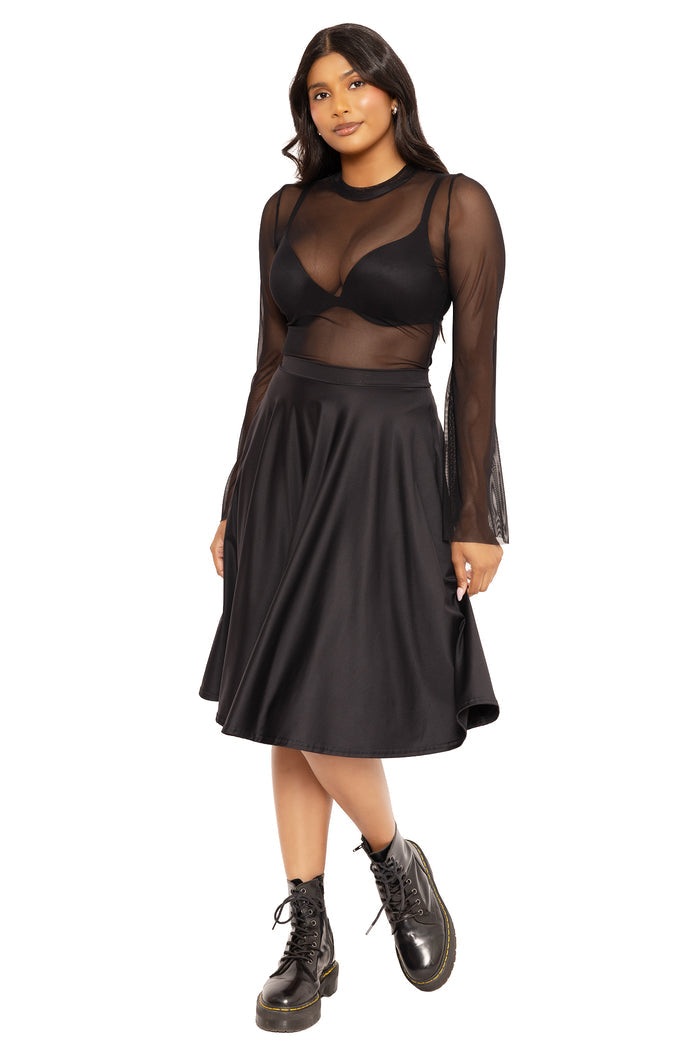 Black midi skirt with pockets and comfortable stretch fit, designed for office wear, weekend outfits, travel wardrobes and effortless everyday fashion.