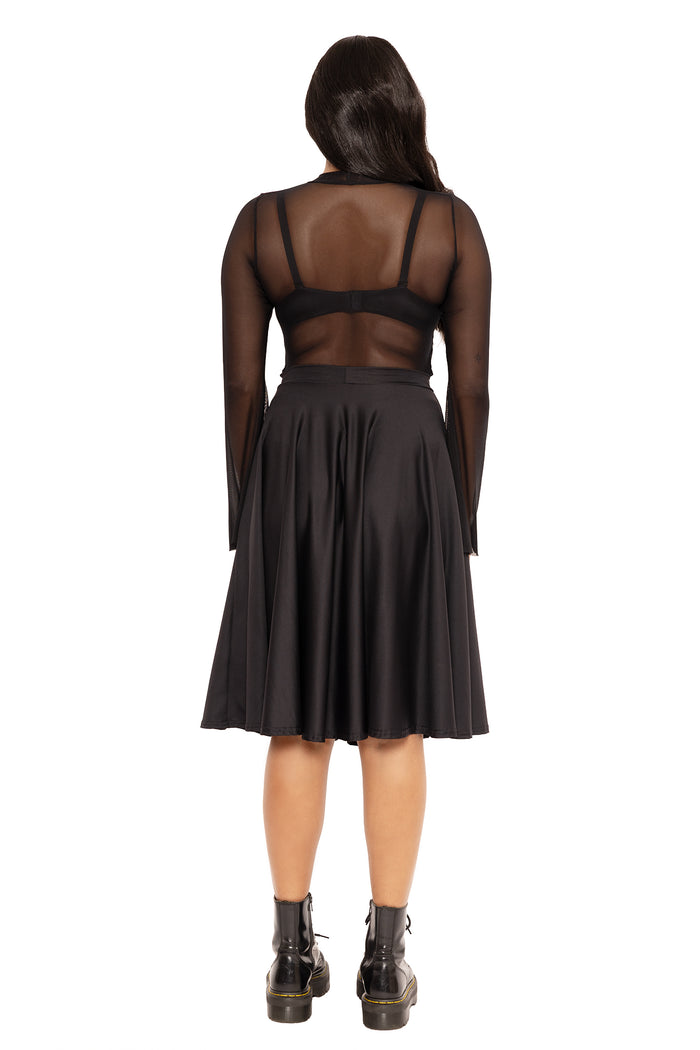 Versatile matte black midi skirt with functional side pockets, perfect for corporate wardrobes, capsule collections, everyday styling and elevated casual looks.