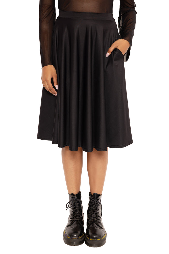 Classic black midi skirt featuring a flattering silhouette and pockets, ideal for workwear, professional outfits, brunch dates and comfortable everyday wear.