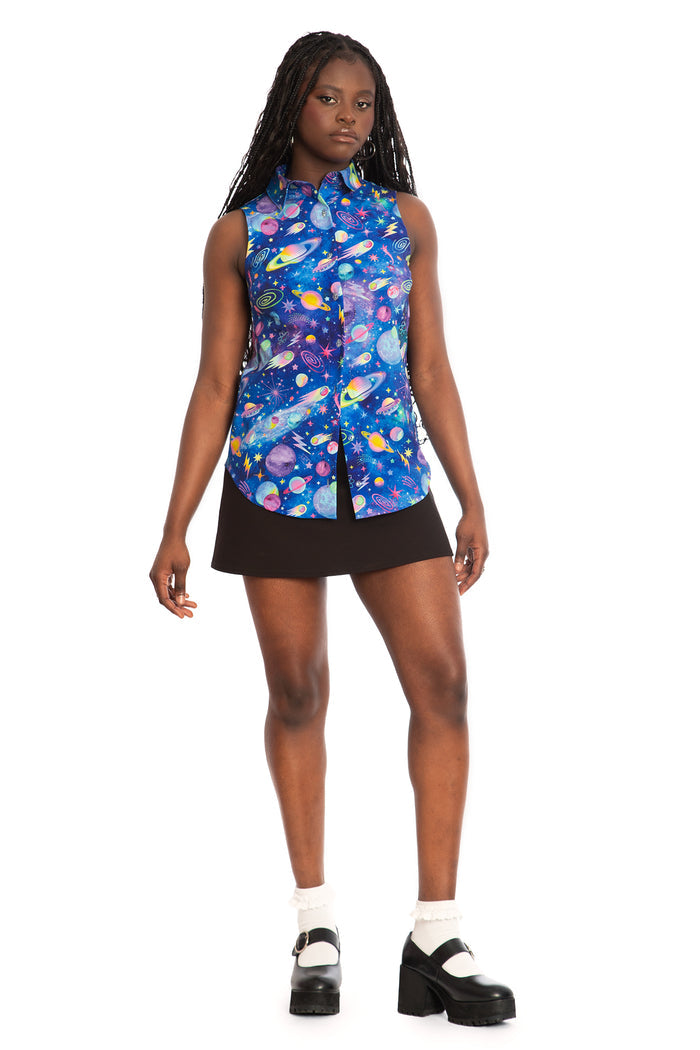 90s-inspired button-up shirt for work and weekend wear, featuring a comfortable fit and statement print for effortless everyday fashion.