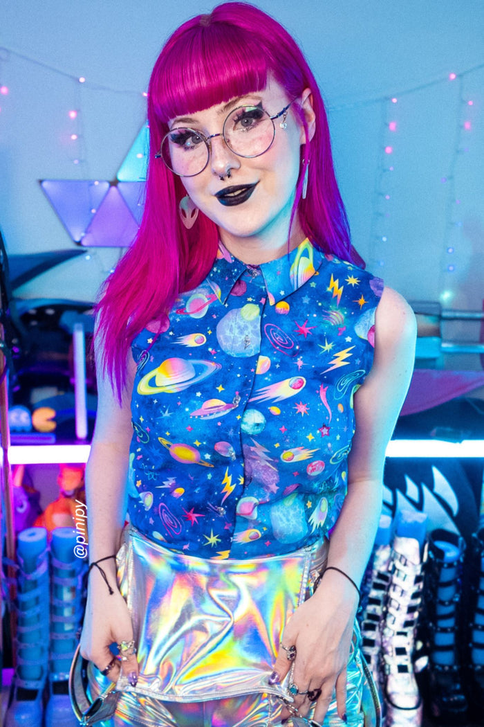 Nineties Universe button-up shirt with vintage-inspired print, perfect for workwear wardrobes, casual office looks, travel outfits and creative fashion styling.