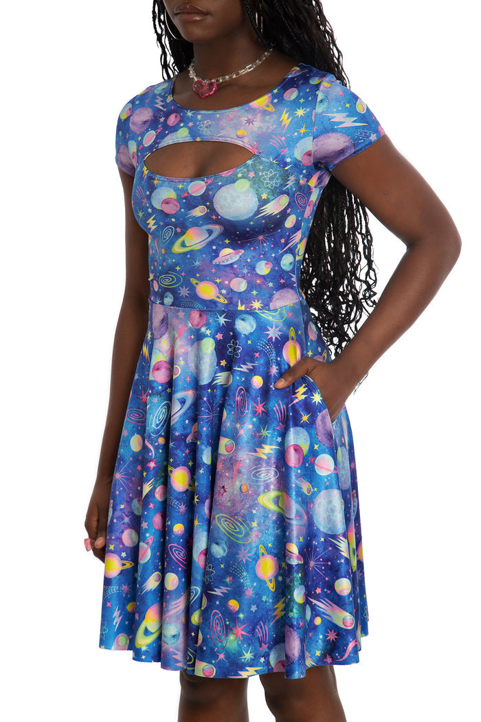 90s-inspired longline dress featuring Nineties Universe artwork, combining statement style and effortless comfort for workwear, parties and elevated everyday fashion.