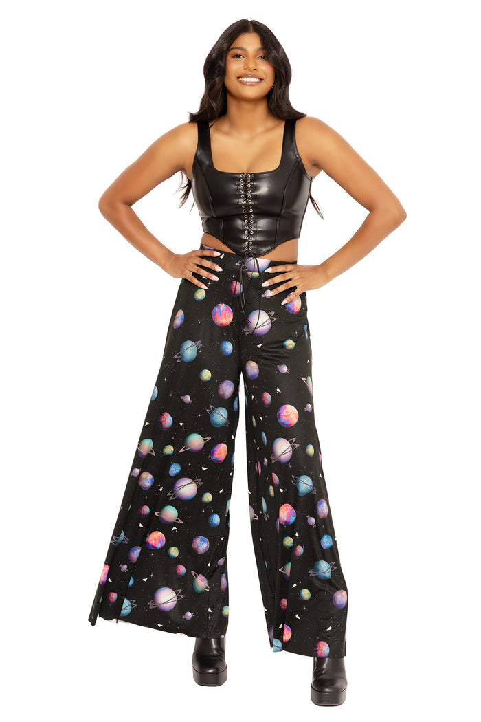 Printed palazzo pants with relaxed wide-leg fit, combining comfort and statement style for workwear, creative wardrobes and elevated casual dressing.
