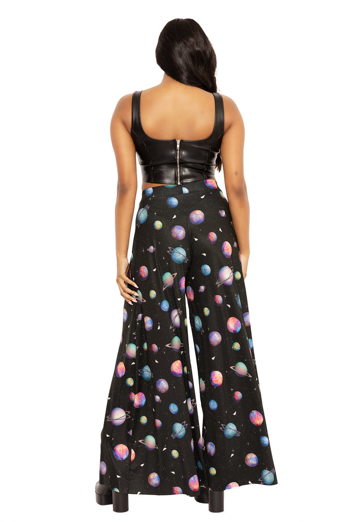 Paper Universe wide-leg trousers featuring artistic print details, perfect for smart casual outfits, travel wardrobes, brunch dates and day-to-night styling.