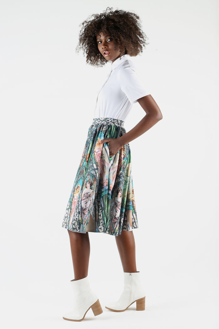 High-waisted midi skirt with functional pockets and scenic print, combining comfort and versatility for workwear, travel wardrobes and casual styling.